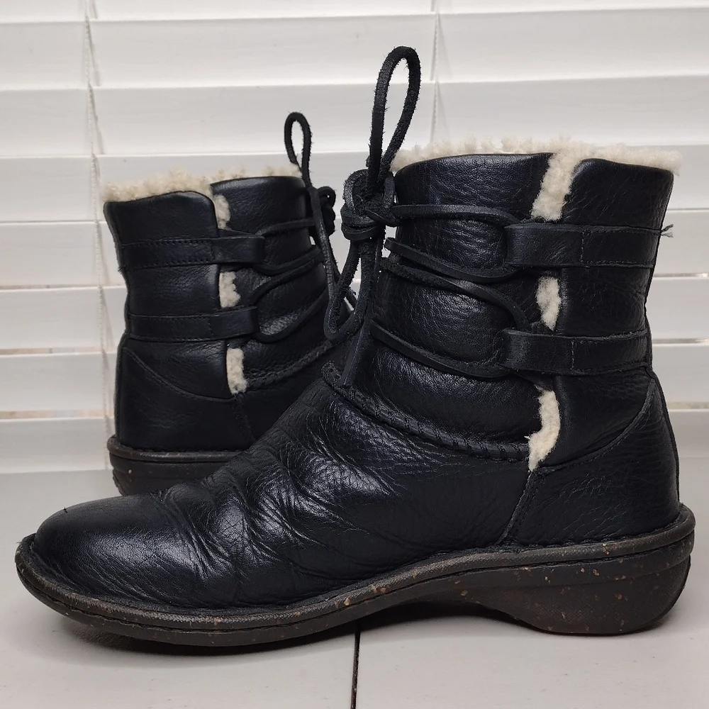 UGG Caspia Black Leather Faux Fur Low Heel Lace Up Winter Boots Sz 7